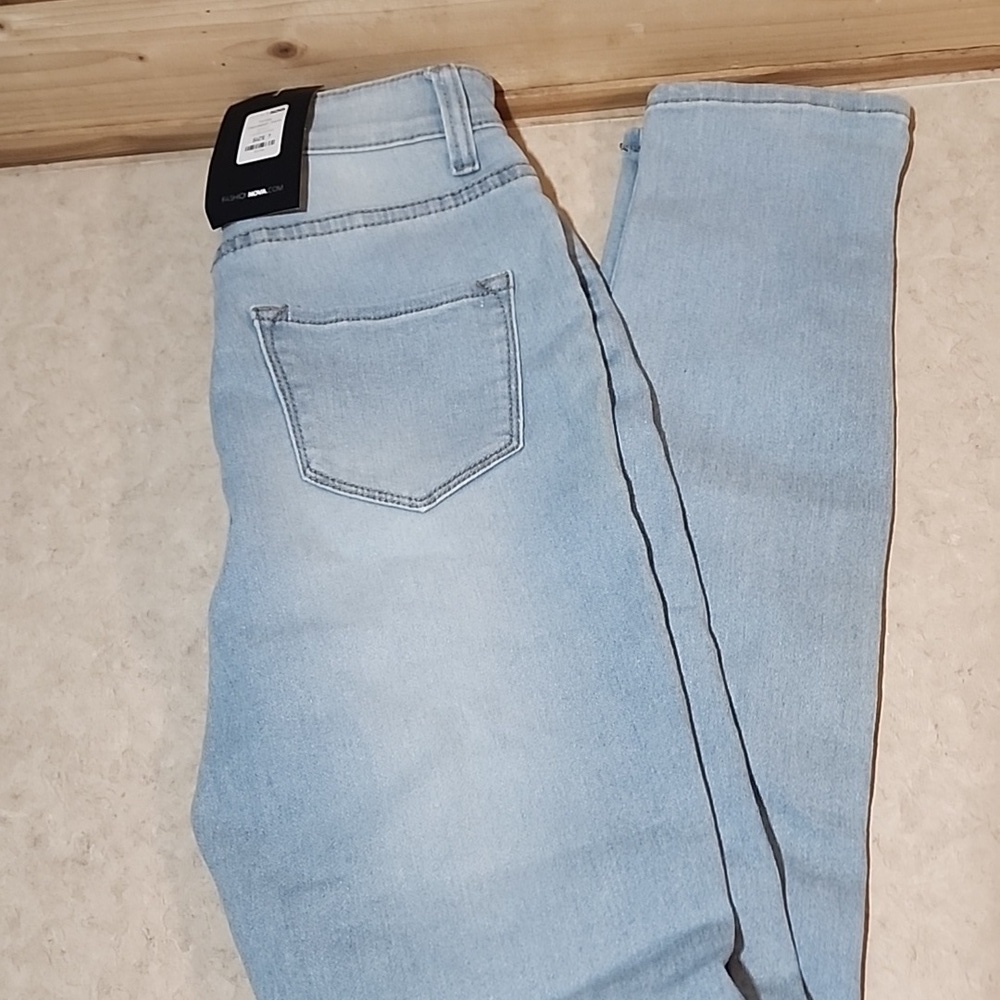 Fashion Nova size 7/8 NWT Distressed